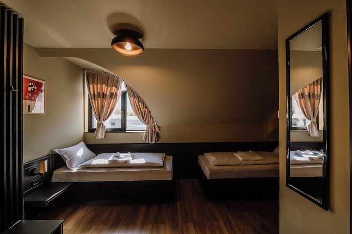 Room 9 of 37