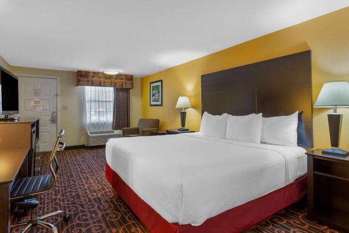 1 King Bed Microwave and Refrigerator WiFi Full Breakfast (6 of 7)