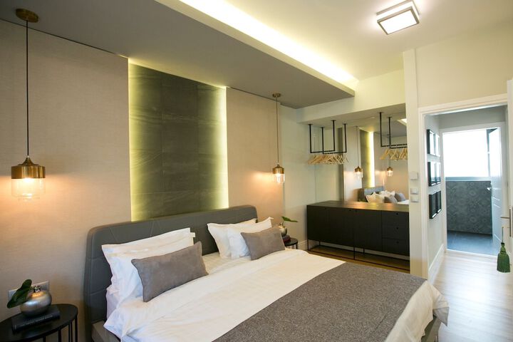 Room 7 of 102