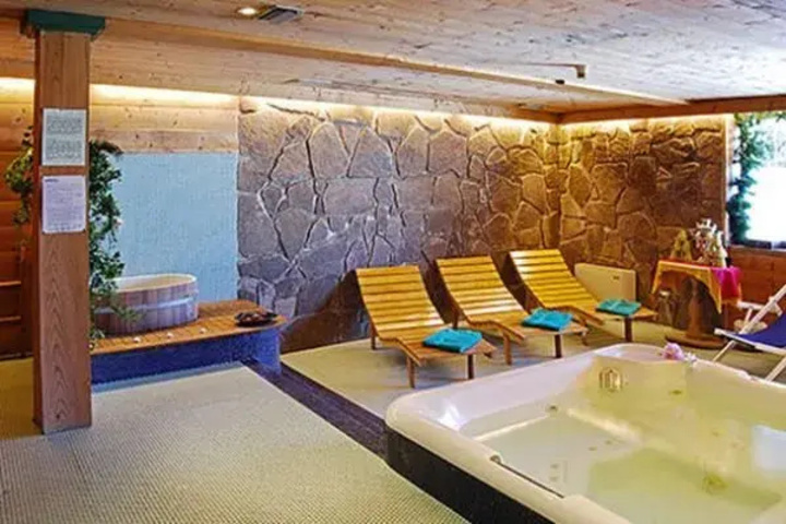 Pool 4 of 6