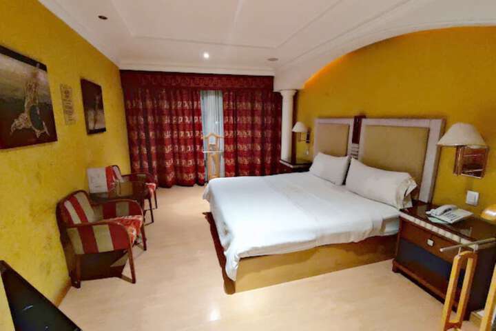 Room 10 of 19