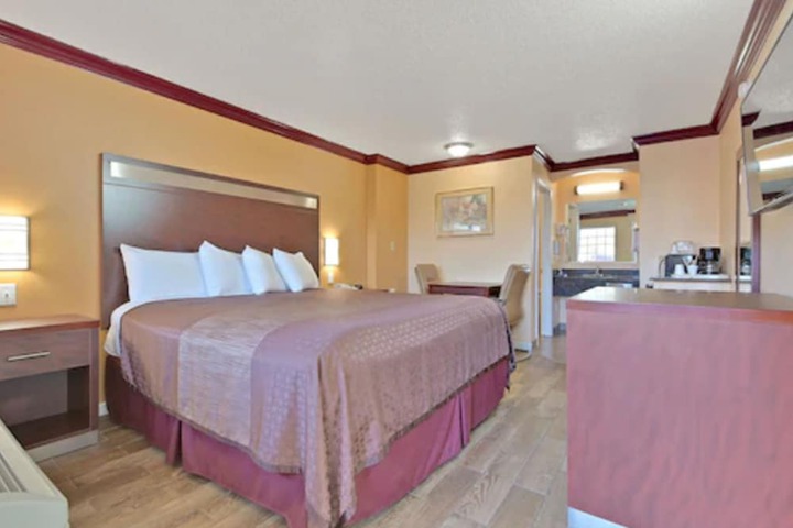 1 Queen Bed (3 of 11)