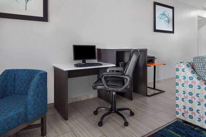 Business Center 37 of 40