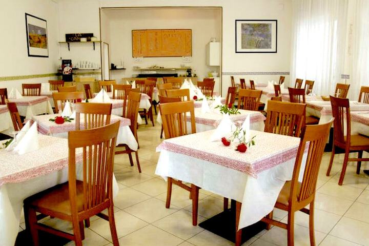 Dining 4 of 26