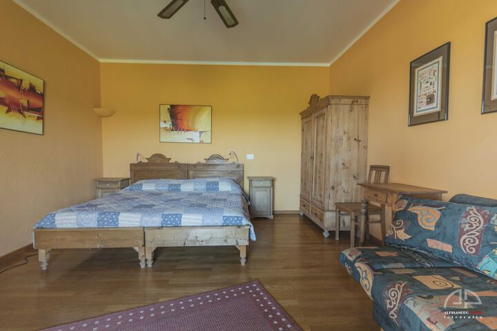 Room 6 of 33