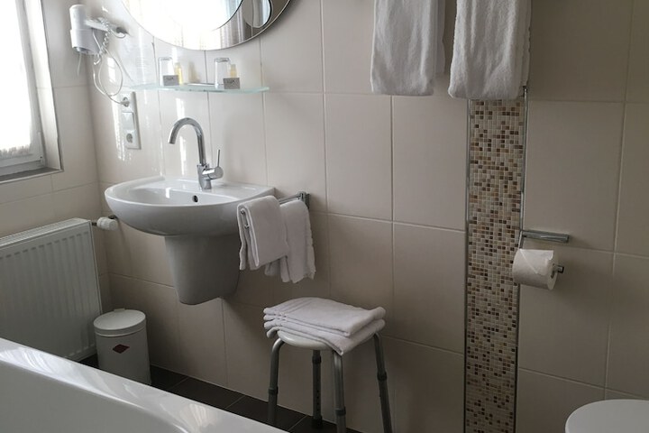 Room 12 of 27