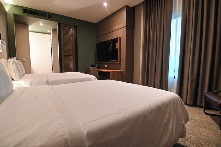 Room 3 of 73