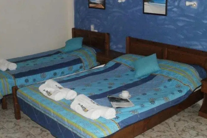 Room 4 of 9