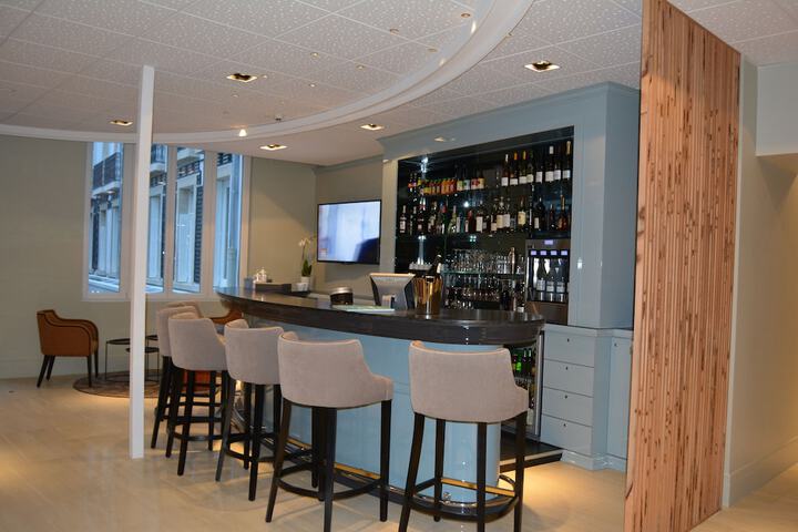 Lounge 21 of 36
