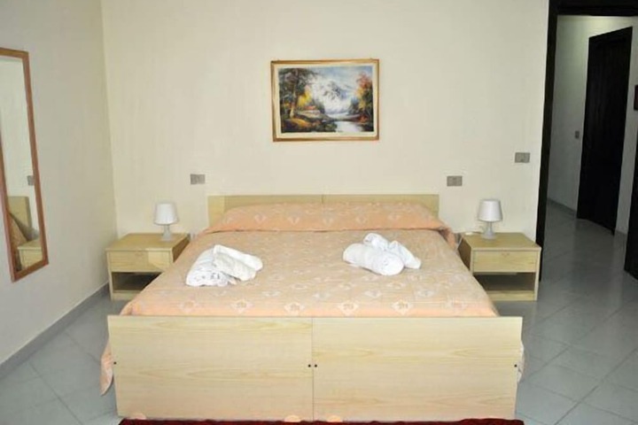 Room 8 of 10