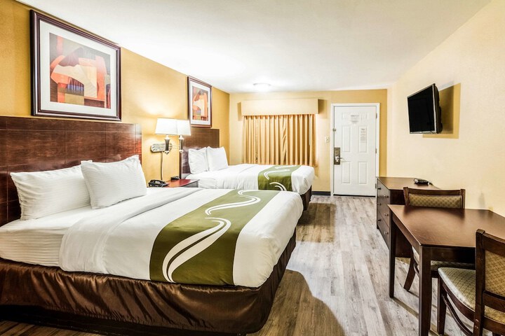 2 Double Beds (7 of 8)