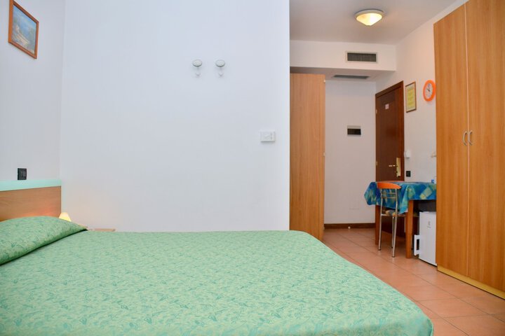 Room 10 of 102