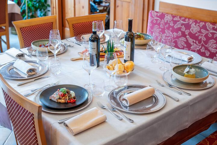 Dining 40 of 54