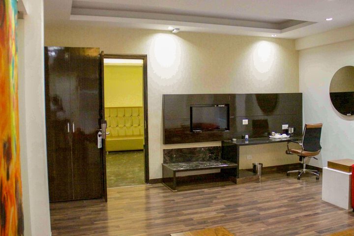 Room 4 of 17