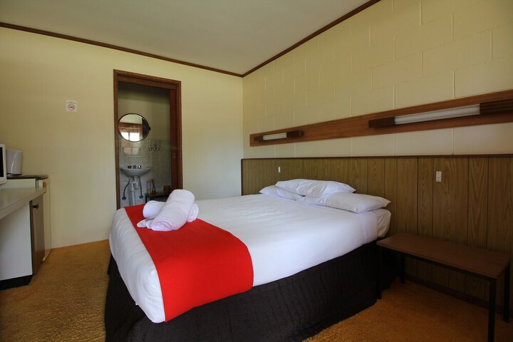 Room 6 of 9
