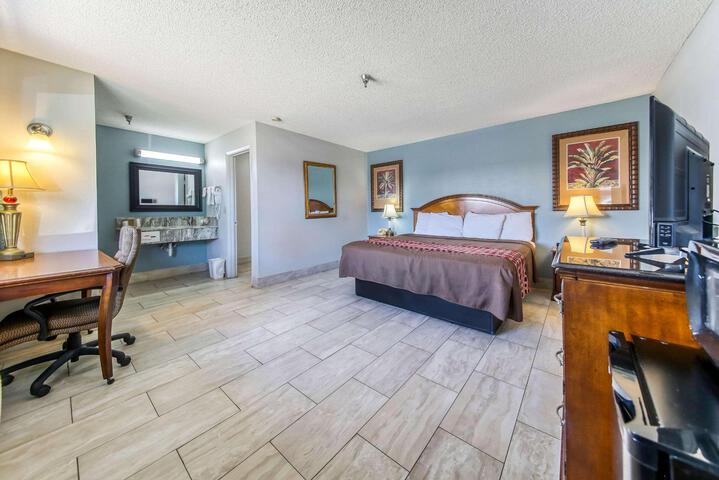 1 King Bed (6 of 7)