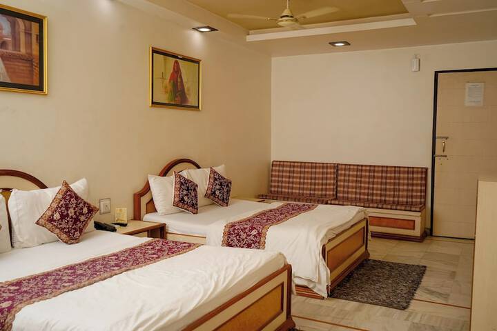 Room 32 of 159