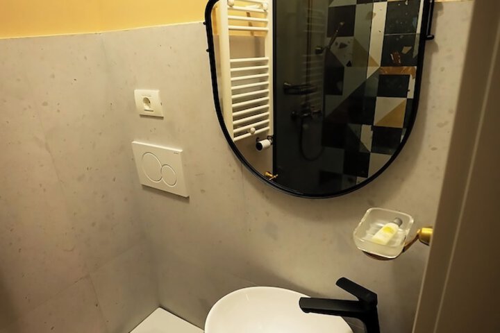 Room 28 of 32