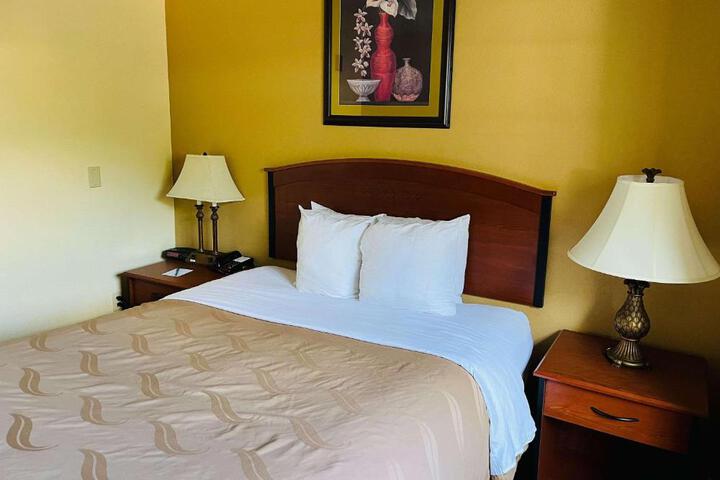 1 Queen Bed (2 of 11)