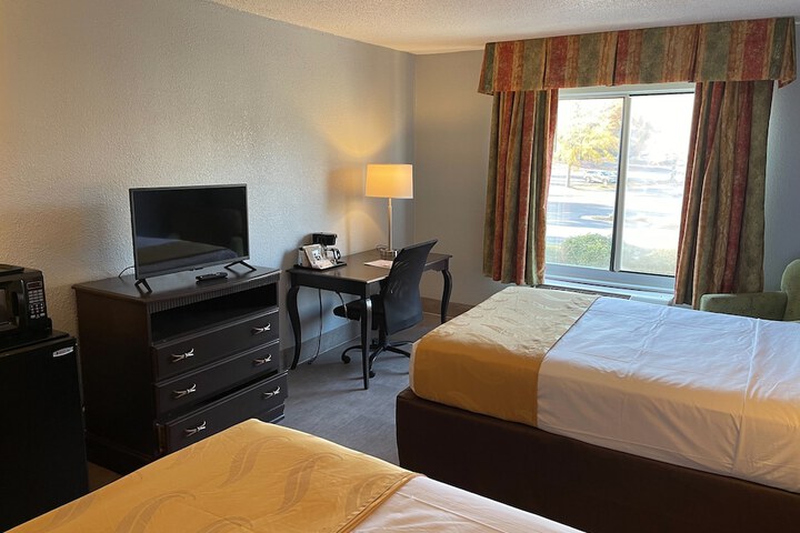 2 Double Beds High Speed Internet Accessible Microwave, Refrigerator Work Desk Continental Breakfast (2 of 9)