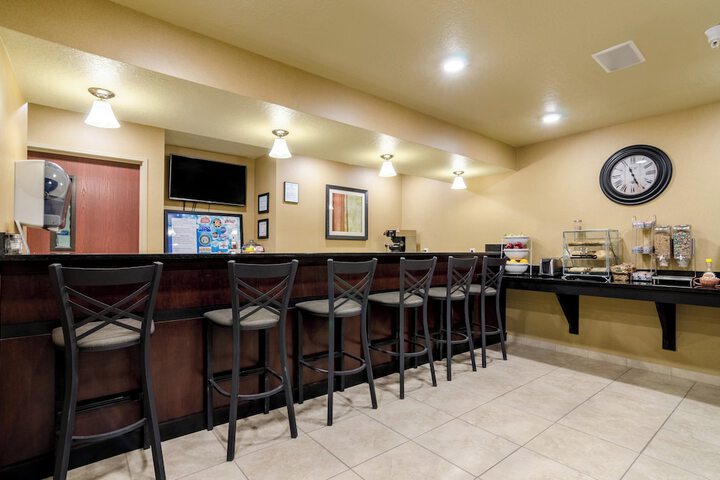 Lounge 36 of 44
