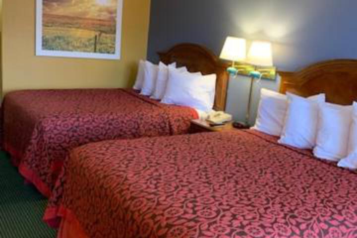 2 Queen Beds (11 of 13)