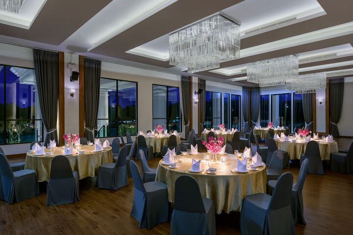 Ballroom/Hall 42 of 47