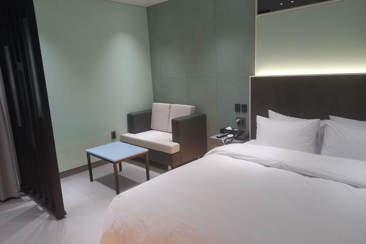 Room 7 of 33