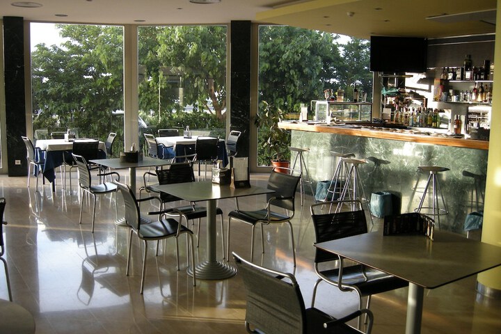 Lounge 12 of 26