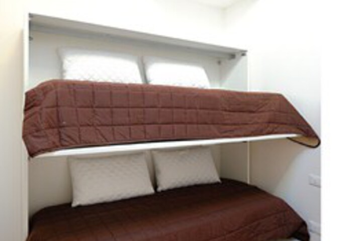 Room 32 of 35