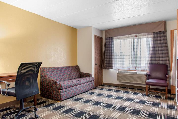 1 Queen Bed (2 of 13)