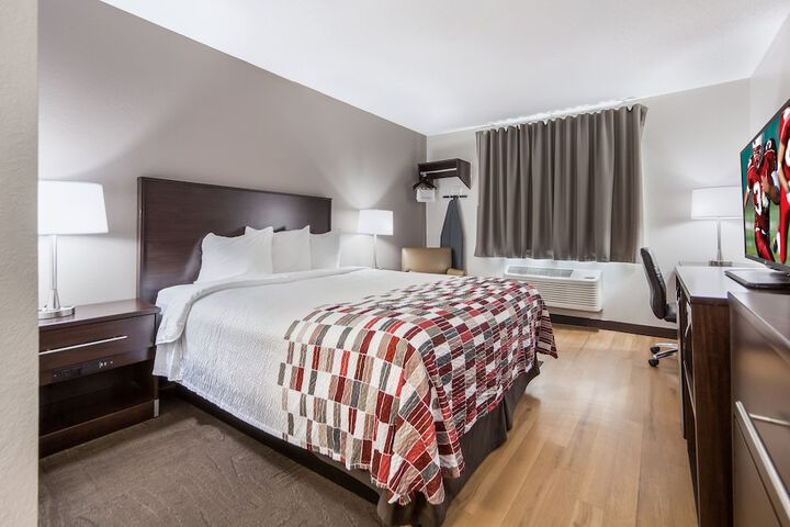 Deluxe Queen Bed (5 of 24)