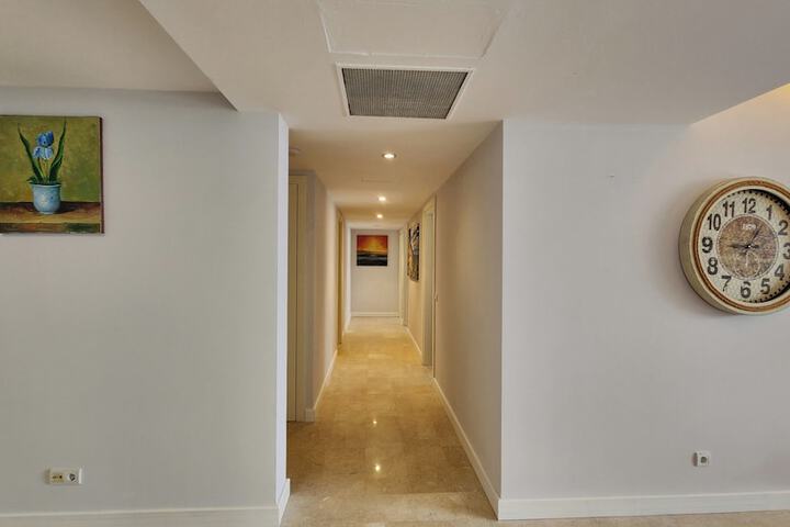 Room 27 of 180