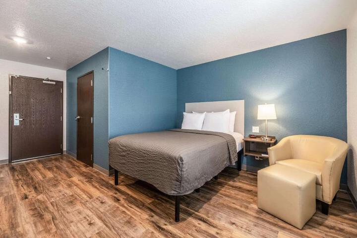 1 Queen Bed (2 of 15)
