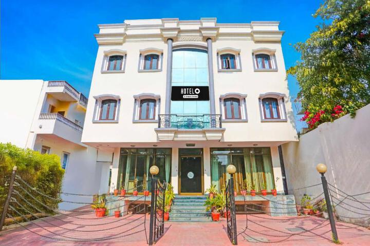 Townhouse Bani Park Near Collectorate Circle