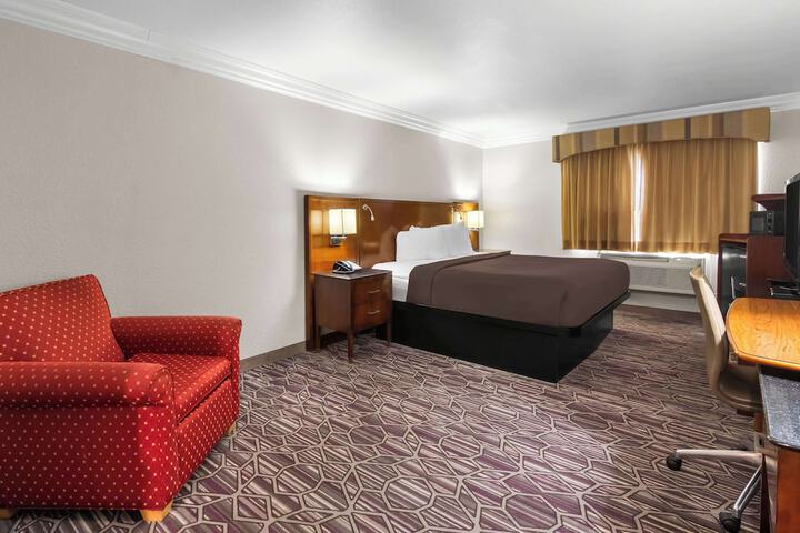 1 King Bed Microwave and Refrigerator Full Breakfast (1 of 19)