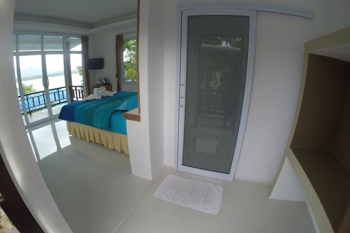 Room 8 of 82