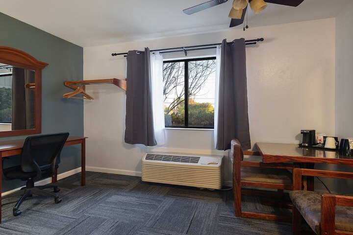 1 King Bed (25 of 26)
