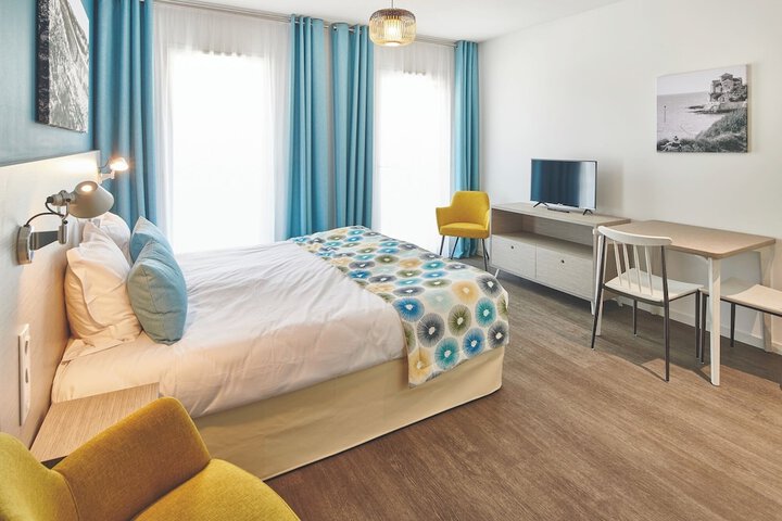 Room 25 of 77