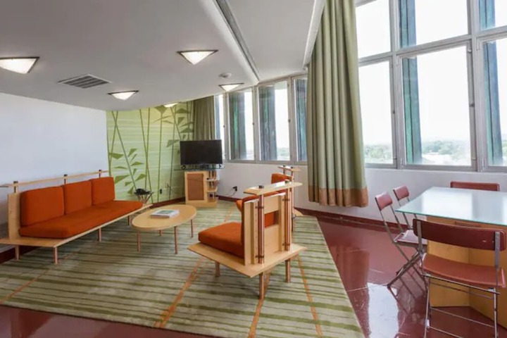 Room 9 of 11
