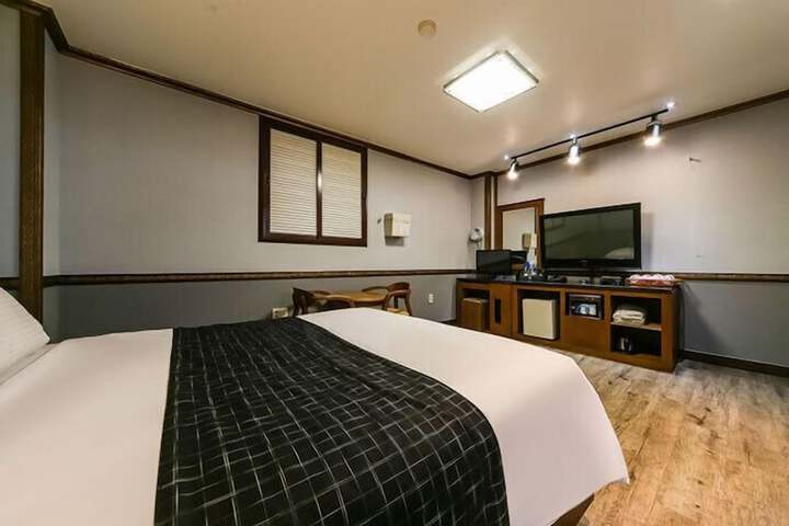 Room 18 of 26