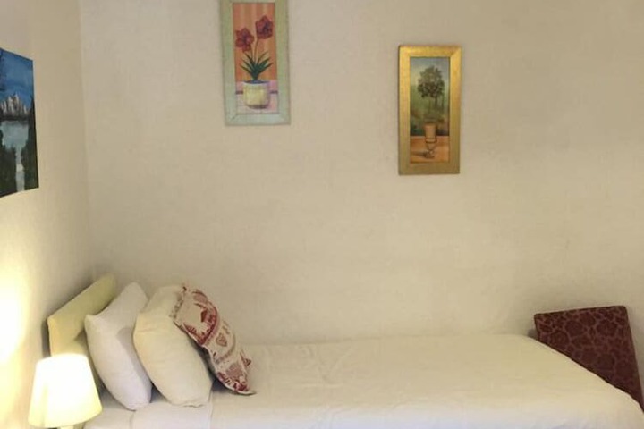 Room 10 of 18