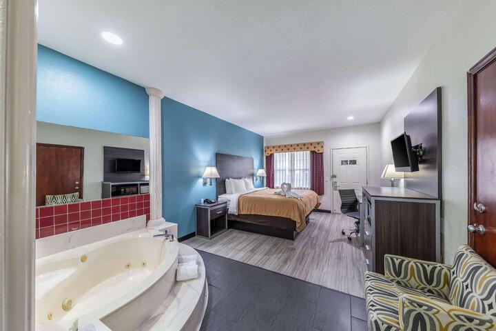1 King Bed Accessible (12 of 17)