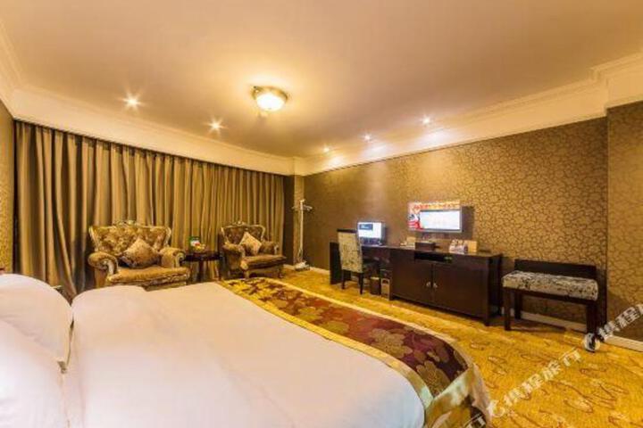 Emerald Hotel