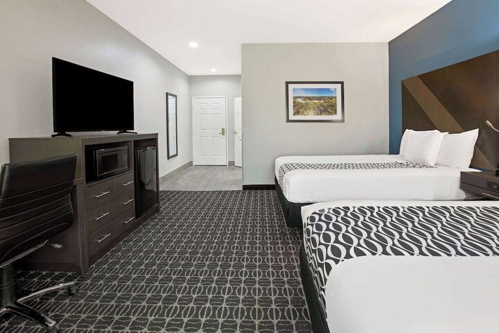 2 Queen Beds Mobility Hearing Impaired Accessible Room (4 of 4)