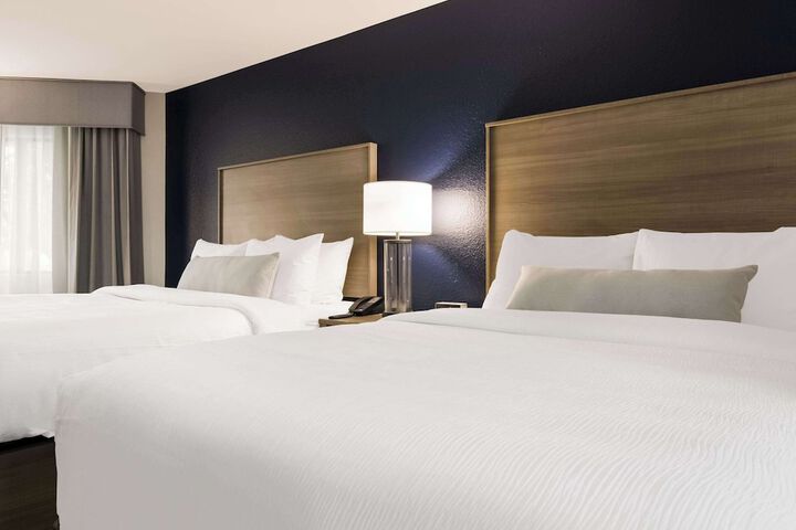 2 Queen Beds (3 of 13)