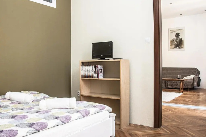 Room 5 of 10