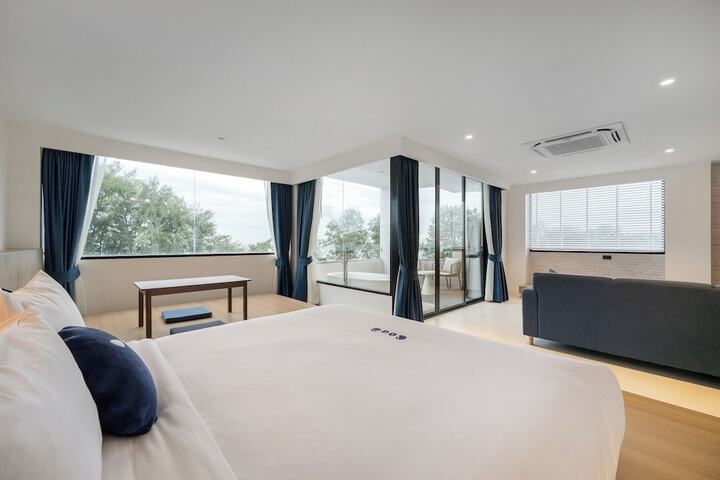 Room 52 of 106