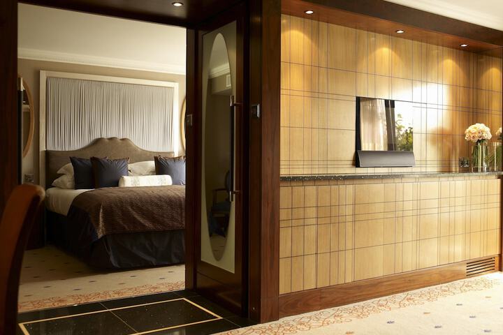 Room 17 of 230