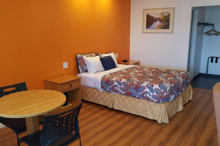 1 Queen Bed (10 of 10)